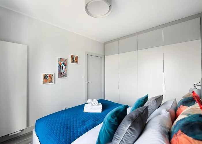 Ochota View Modern By Bookinghost